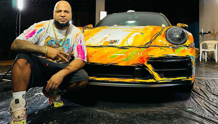 cactus-gaming-traz-porsche-grafitada-pelo-artista-sancler-graffiti-ao-estande-da-bis-sigma-2025-2