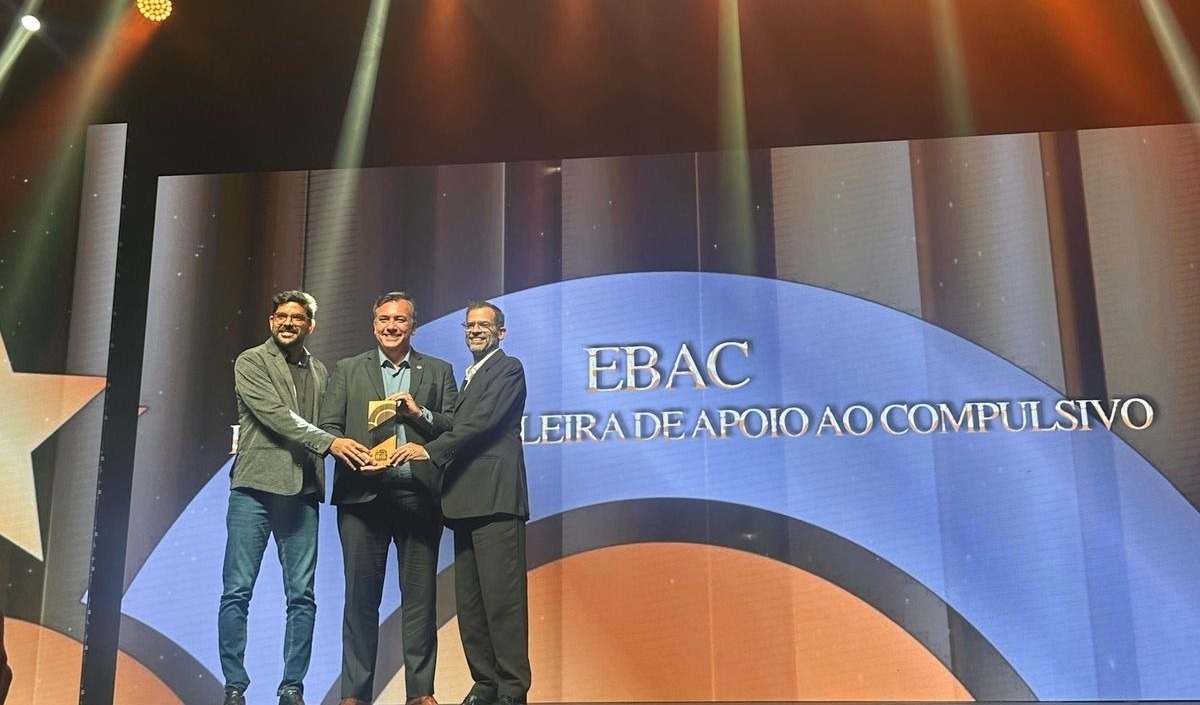 ebac-fatura-premio-de-melhor-iniciativa-de-jogo-responsavel-no-bis-awards-2025