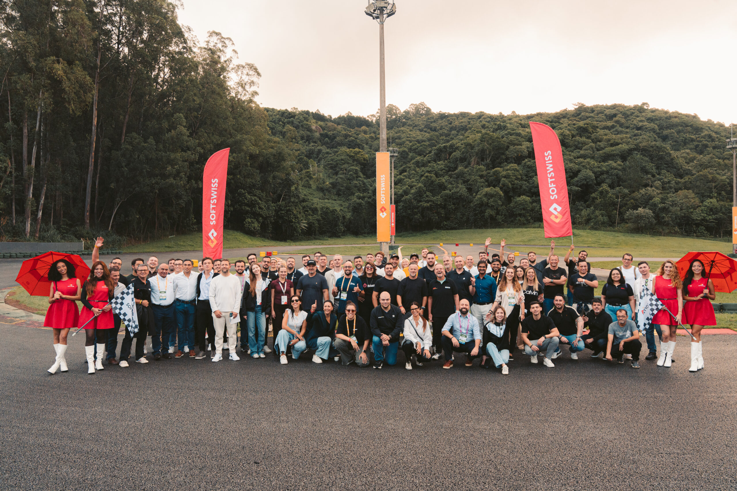 SOFTSWISS acelera no Brasil com a experiência "Race Like a Legend"