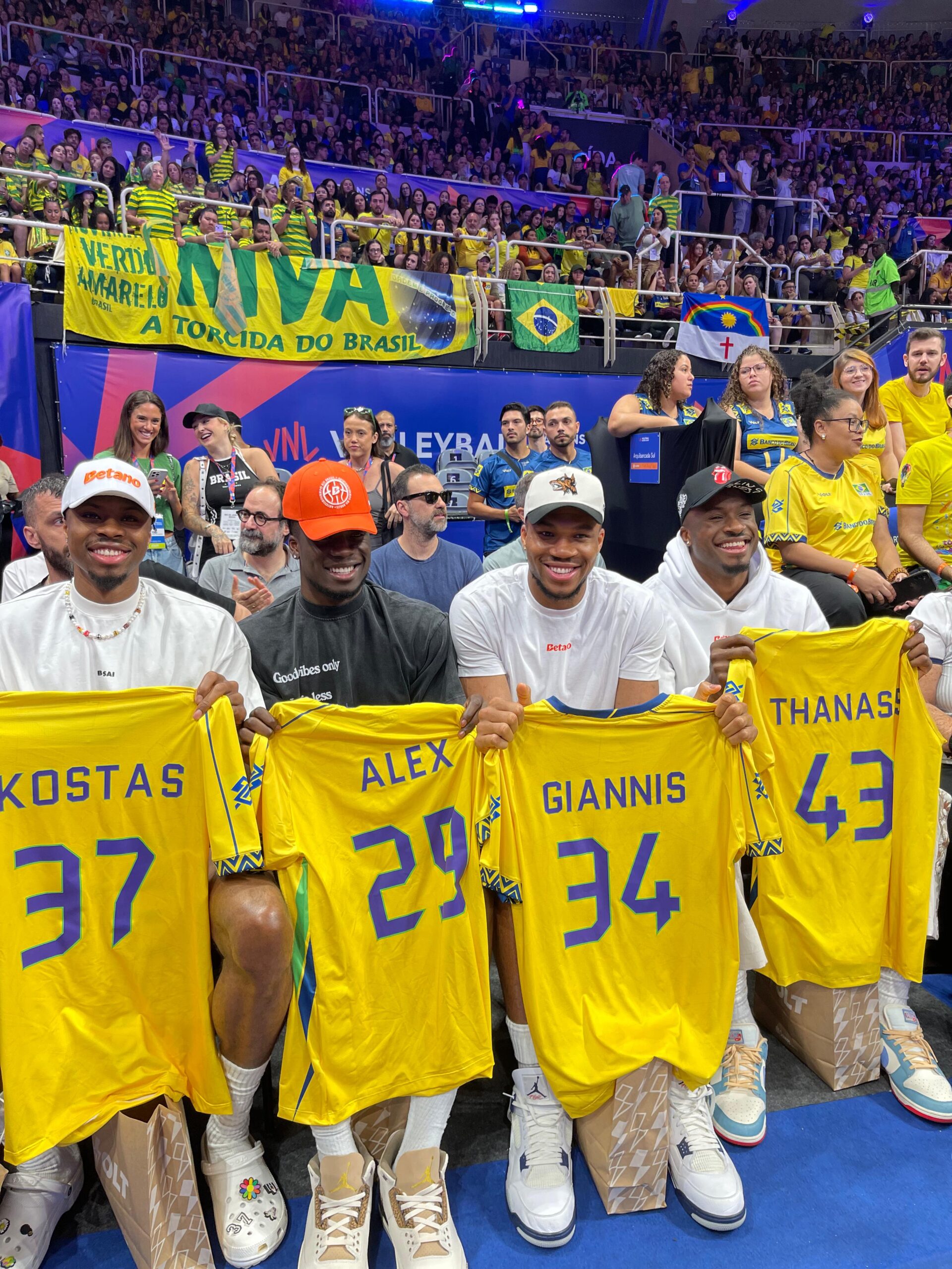 giannis-antetokounmpo-vibra-pelo-brasil-no-jogo-de-volei-no-maracanazinho-scaled-1