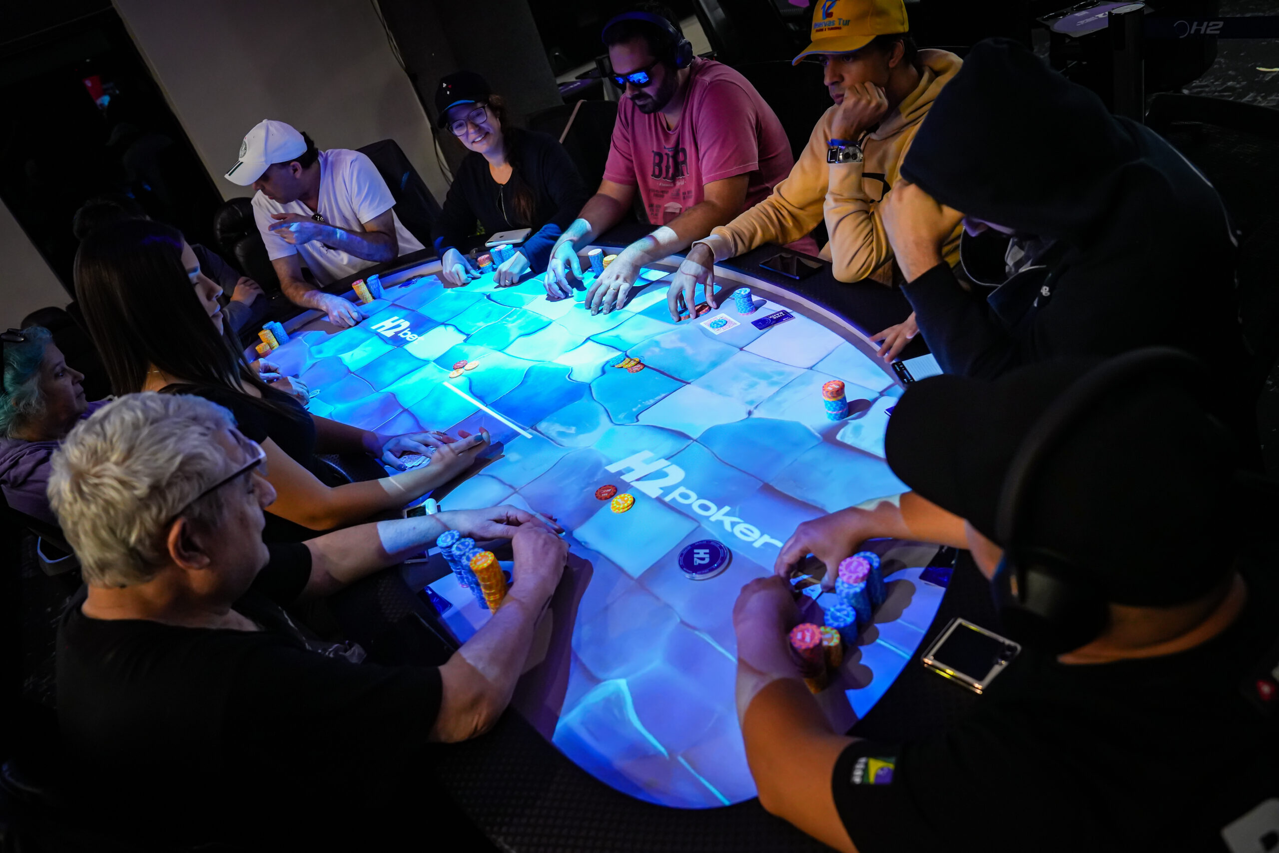 h2-inova-e-apresenta-pela-primeira-vez-mesa-de-poker-com-projecao-mapeada-3d-scaled-1