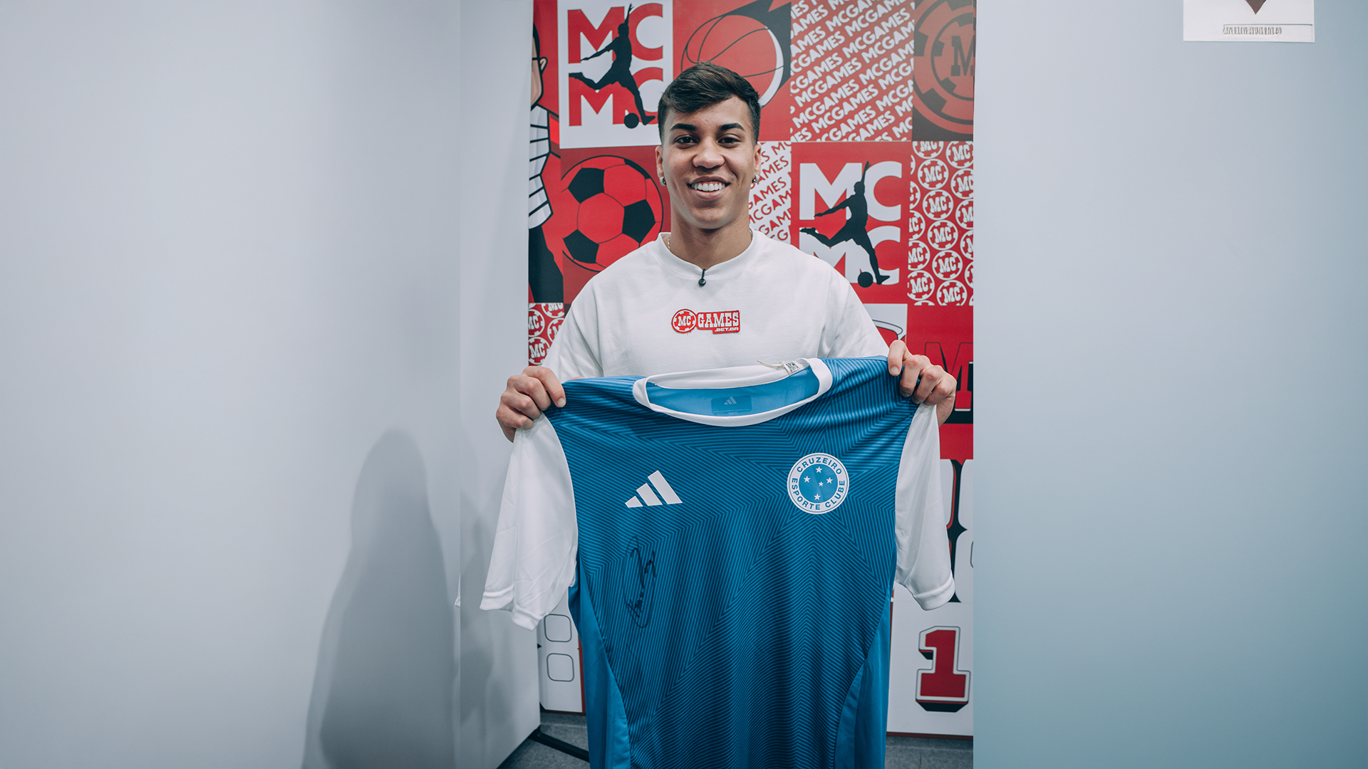 mc-games-realiza-sorteio-de-camisa-autografada-por-kaio-jorge