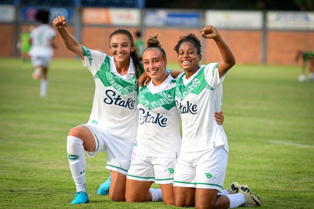 stake-brasil-transforma-patrocinio-em-impacto-real-para-o-futebol-feminino-2-1024x682-1 Stake Brasil transforma patrocínio em impacto real para o futebol feminino