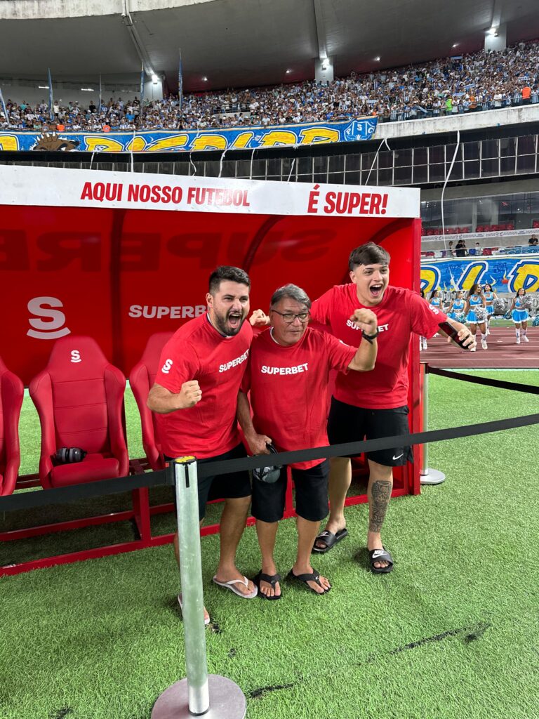 superbet-coloca-torcedores-no-campo-na-serie-b-do-brasileirao-3-768x1024-1 Superbet coloca torcedores no campo na Série B do Brasileirão
