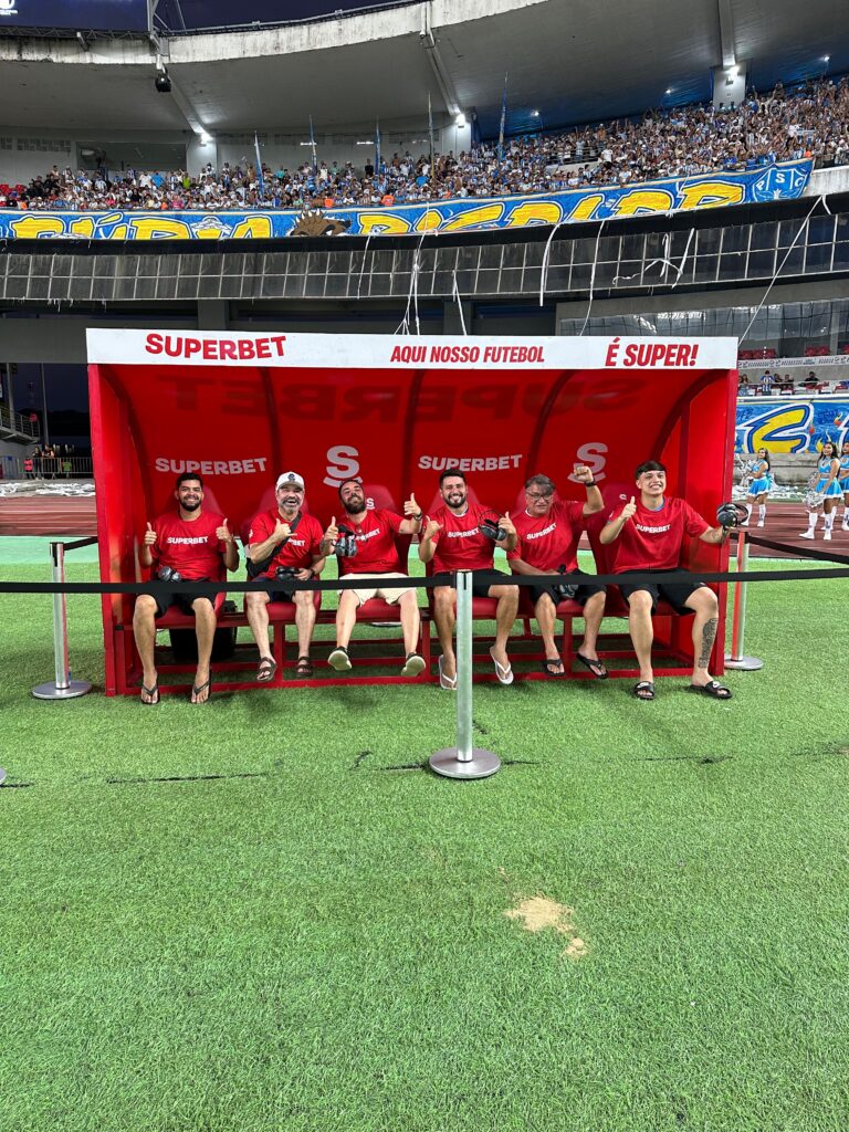 superbet-coloca-torcedores-no-campo-na-serie-b-do-brasileirao-6-768x1024-1 Superbet coloca torcedores no campo na Série B do Brasileirão