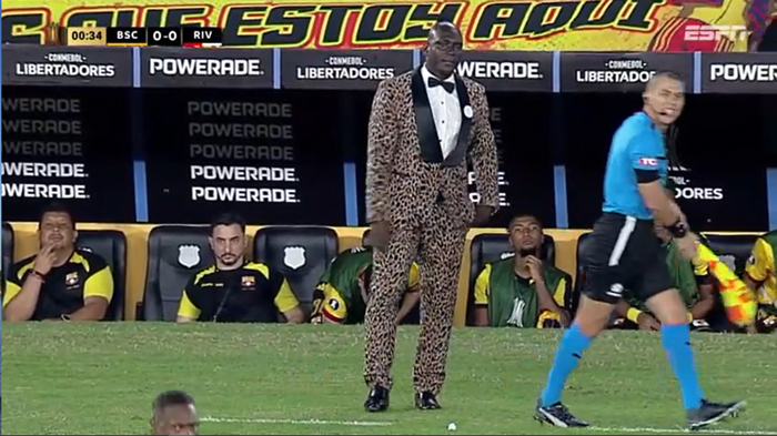 tecnico-famoso-por-looks-ousados-e-multado-por-usar-broche-de-loteria-em-smoking-de-oncinha