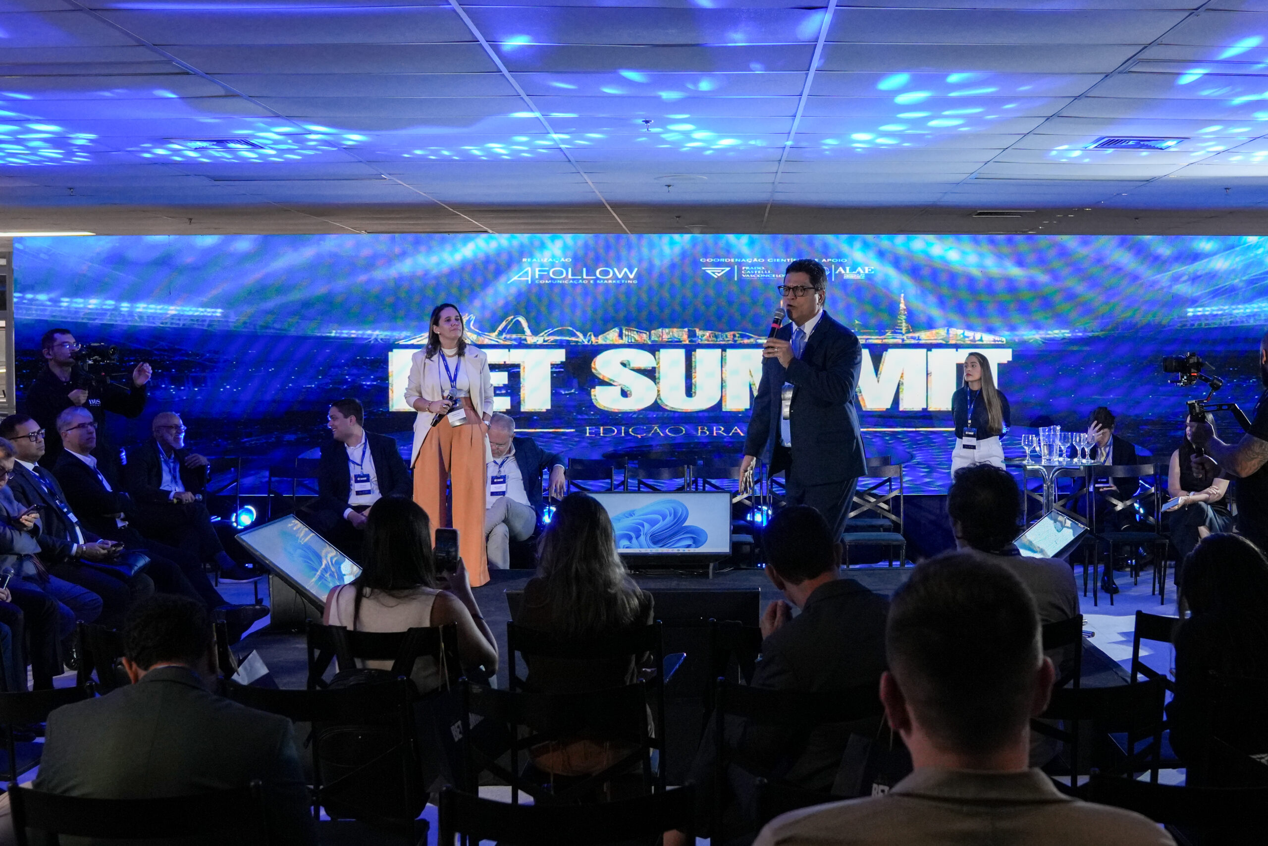 bet-summit-2025-comprova-sucesso-com-bons-paineis-e-modelo-estilo-arena-3-scaled-1 Bet Summit 2025 comprova sucesso com bons painéis e modelo estilo arena
