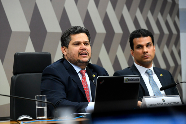 em-sessao-sobre-jogos-de-azar-alcolumbre-brinca-que-esta-ausente-do-futebol-sou-vascaino-veja-video